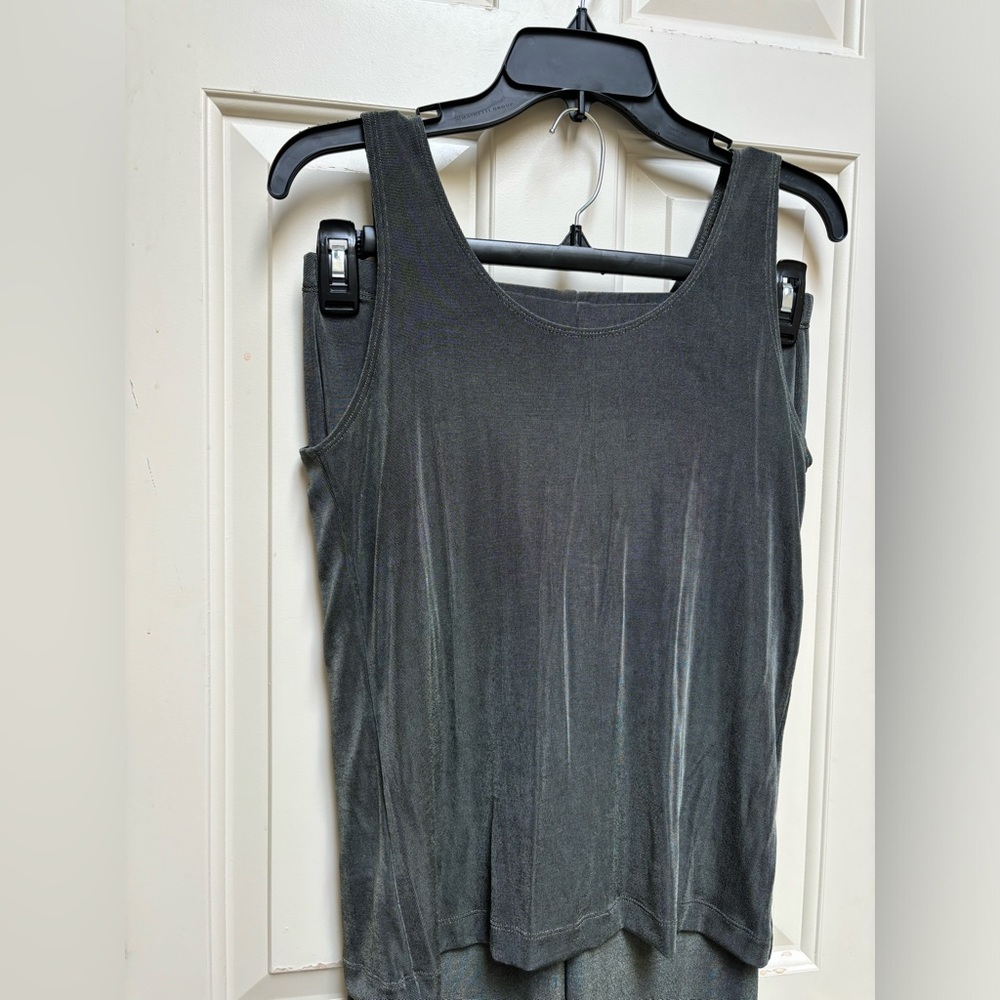 Like New! Women’s Chico’s Jumpsuit. Color Green - Picture 9 of 10